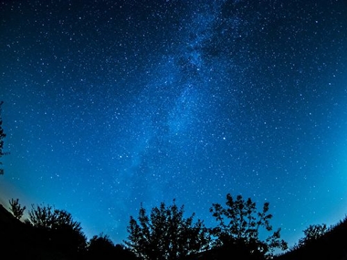 神祕重複無線電爆發竟來自附近星系