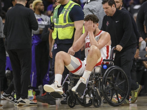 NBA》火箭不妙！森根重摔疑似傷到右膝 神情痛苦坐輪椅離場