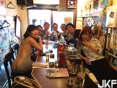 餐廳捕獲野生「雙球妹」！動不動露完上球露下球，這次居然在餐廳直接露出：邊吃邊噴血