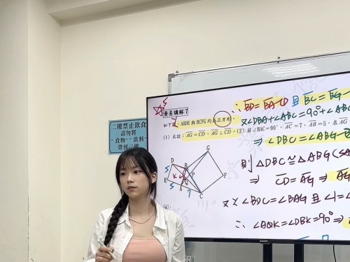 補教正妹老師「穿迷你裙露長腿」 課堂照27萬人看暈