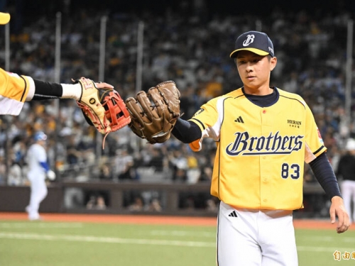 台日賽》「有使命感要讓他更好」 平野惠一對新秀伍立辰有期待