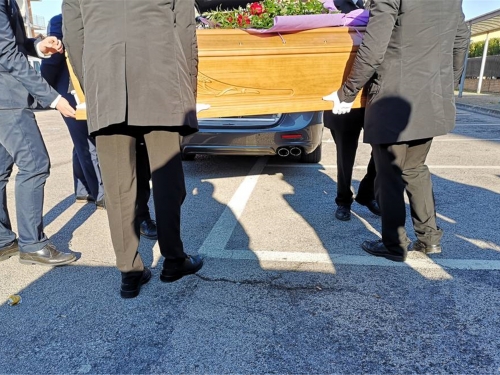 “死而復生”的丈夫祈求水喝，嚇壞送葬村民，驗屍人：沒有心跳