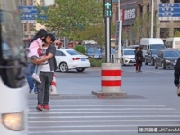 這位爸爸把充氣娃娃當女兒的原因，會讓你覺得五味雜陳