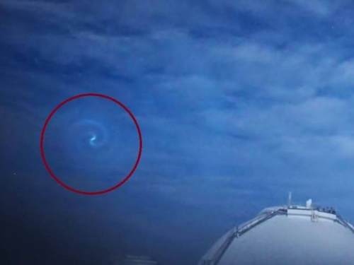 異世界入口？謎樣「藍白螺旋」劃過夏威夷天空 影片曝光引熱議