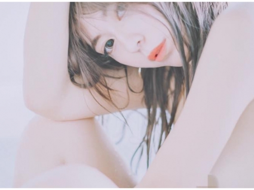 上空美乳乍現！「爆乳正妹」火辣寫真情慾引爆 ，惹火身材與勾人眼神的強力誘惑！