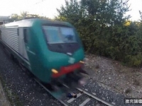 義大利男孩臥軌自拍　火車駛過毫髮無損！(此為危險動作，請勿模仿)