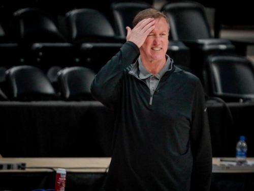 NBA》勇士體系支柱不走了！婉拒尼克邀約　Mike Brown教練團難產