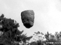西藏僧人竟用咒語使巨石自動騰空250米