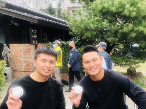 中職》富邦悍將球員與蔡明純公益宣導 順訪蕭如松藝術園區享美食