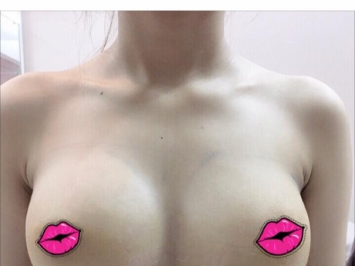 越南妹子不夠露的衣服不穿！性感深Ｖ大露豪乳，尺度大到只把「葡萄乾」遮住就出門了...