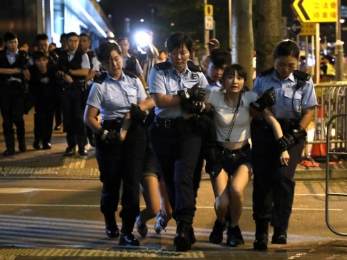 被警察架走也萌萌的！甜美港妹Ka Yau Ho走上街頭　被封「反送中女神」！