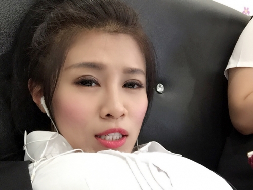 「正妹禮儀師」保守制服好專業　私下低胸爆乳裝現飽滿雙球！