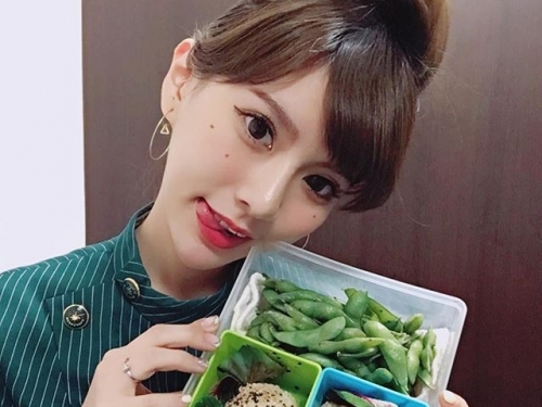 辣一波空姐！長榮空姐身材真的超狂，在家露深溝做飯、在外大露胸前豪乳，我要開她中路