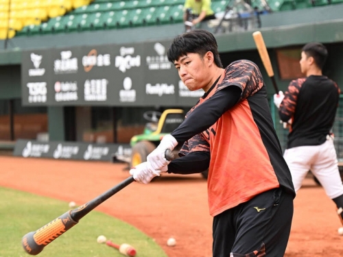 季後挑戰賽》許哲晏在澄清湖球場打得特別猛 期待幫助球隊挺進台灣大賽