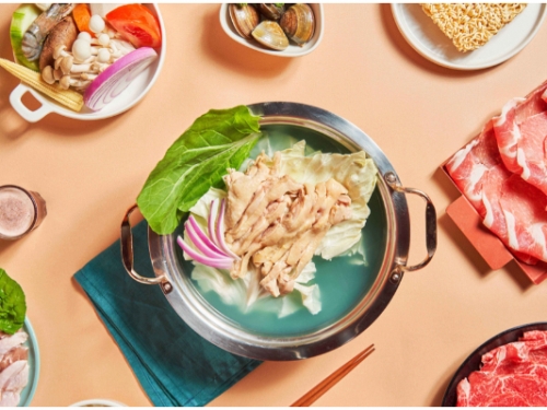 吃完包準痛風！「樂崎火鍋」推出限量「藍眼淚雞湯鍋」　夢幻蝶豆花色讓你捨不得吃！