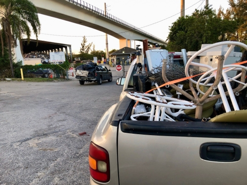 車頂堆出一座山！保險桿被壓到貼地面 超扯搬家畫面曝