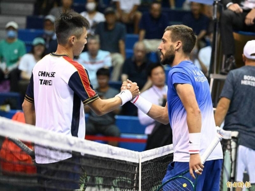 台維斯盃》可惜！曾俊欣逆襲失手 台波大戰靠吳東霖壓軸搶勝