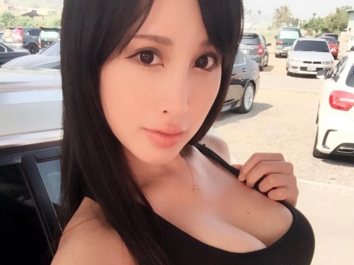 傳播系「Ｅ奶作家」卓苡瑄，「胸大有腦」23吋小蠻腰外露：讓人把持不住了！