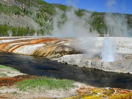 黃石火山上空出現神秘「UFO」 兩週爆逾800次地震