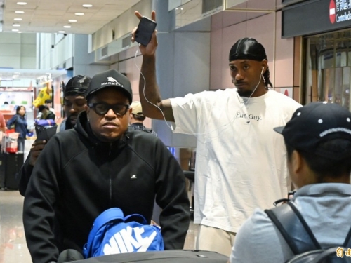 NBA》快艇球星雷納德抵台 將與尼克明星中鋒湯斯合體參加表演賽