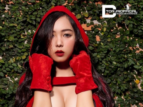 巨乳小紅帽！小紅帽居然只穿內衣，兩顆渾圓呼之欲出：大野狼一定把你吃了！