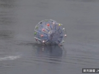 腳踩「泡泡球」渡海　伊朗男子最後累癱在大西洋