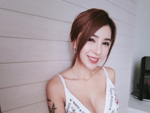 真的好大！「巨乳妹子」兩個手掌也罩不住　衣服圖案「被奶球撐壞」！