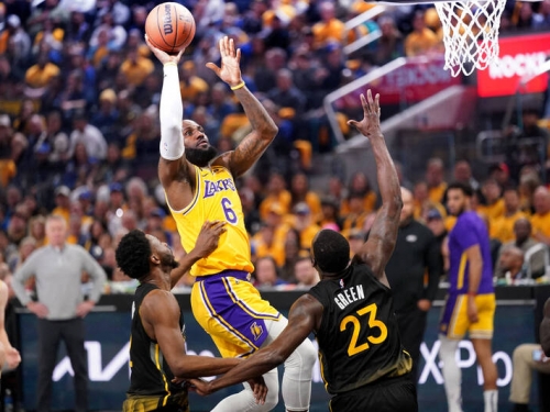 NBA季後賽》詹皇新打法讓勇士嘴綠訝異 「我們先前從未看過！」