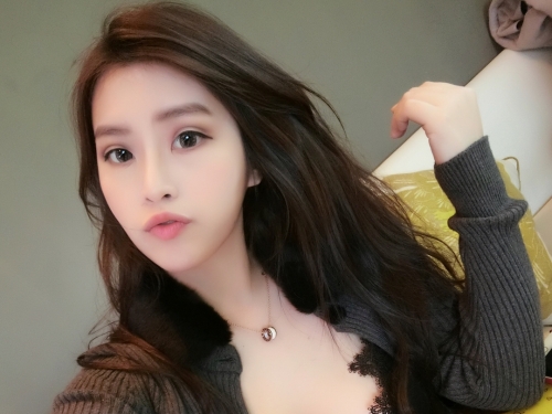 奶太大重心不穩！「巨乳正妹」94不愛穿內衣　超薄蕾絲任由美乳盡情發展！