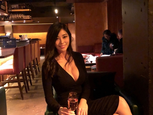 好猖狂！比基尼正妹夾帶一對「混圓大奶」下海，「乳波洶湧」不斷湧現！