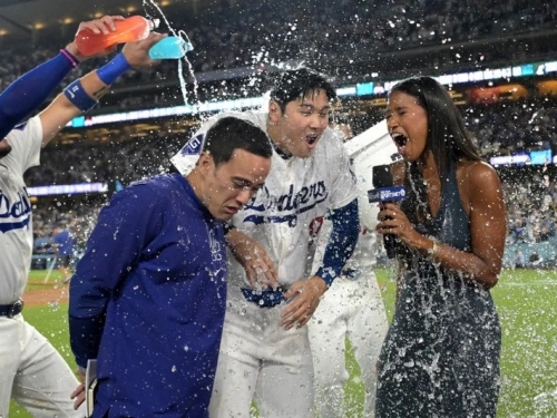 MLB》訪問大谷被淋得一身濕 美女記者笑答「還我美髮費用」