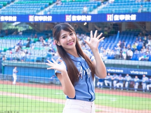 超優質啦啦隊正妹「東東」球場上輕舞飛揚　隨便一個燦笑都把人電暈