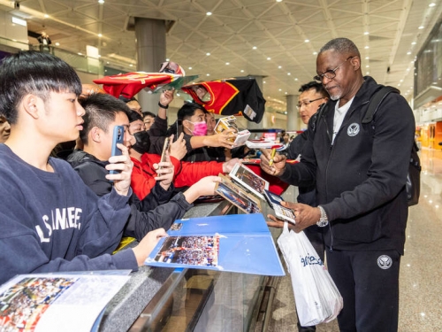 籃球》NBA傳奇球星帕克、威金斯抵台 展現親和力幫球迷簽名