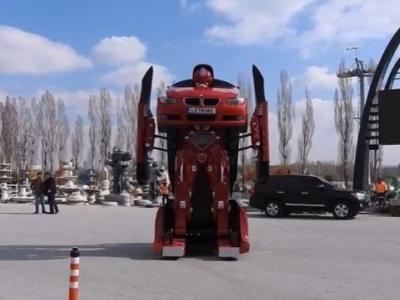 「變形金剛」成真啦！這輛改裝後的跑車真的可以變成「機器人」！