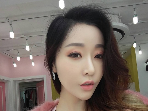 性感姐姐大方「露橫乳」！渾圓奶球端出來見客　蜜桃臀也一起贈送！