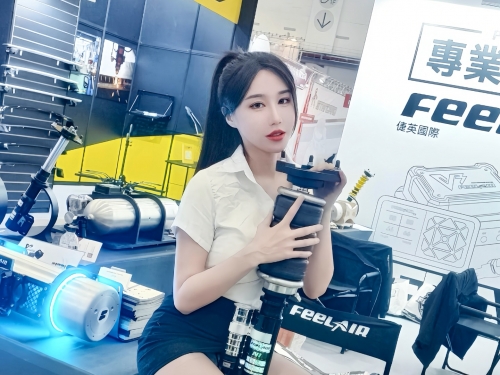 性感辣模「夏小允」展場高人氣！「雪乳玉腿」這次讓你1v1拍到飽
