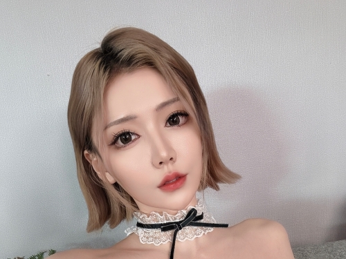 窈窕正妹「酸酸」度假泳裝太犯規！火辣美乳細腿到TRE讓你拍個夠！