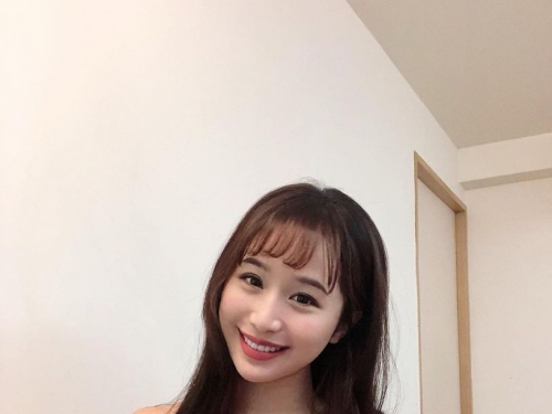 長榮天菜空姐「Chloe」迷人顏值好撩人，穿平口洋裝「性感曲線」飽滿到不行！