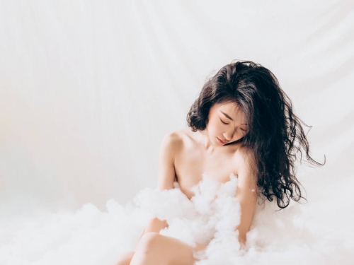 女工程師「透明薄紗」大露白嫩美臀好逆天！各種「養眼視角」讓人想犯規！
