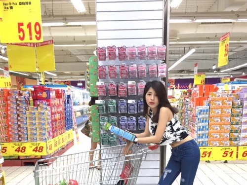 賣場遇見「逆天美腿空姐」顏值高到驚人！下班後巧遇空姐真的好幸福…