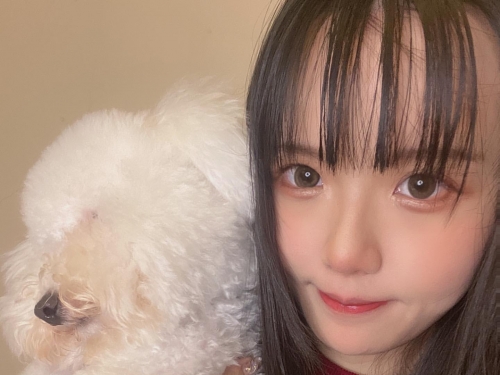 正妹寵物美容師「Angela寶7」彎腰醃梅酒，「白嫩巨乳」快從領口彈出來！