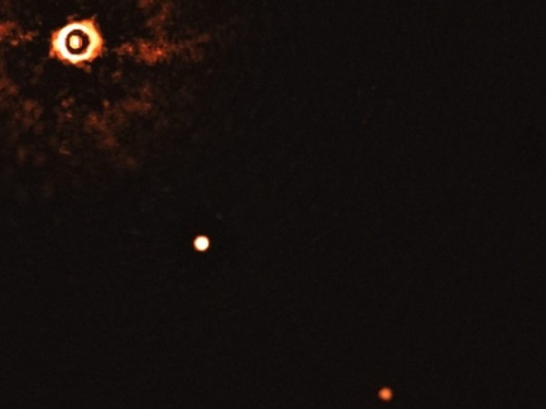 望遠鏡直接成像多行星系統，發現 2 顆巨行星繞著嬰兒版太陽運轉