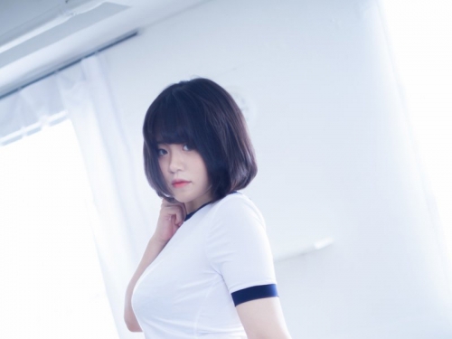 學生妹放學不回家，「圓潤翹臀」開腿跨上桌！「渴望眼神」讓人血液上升…