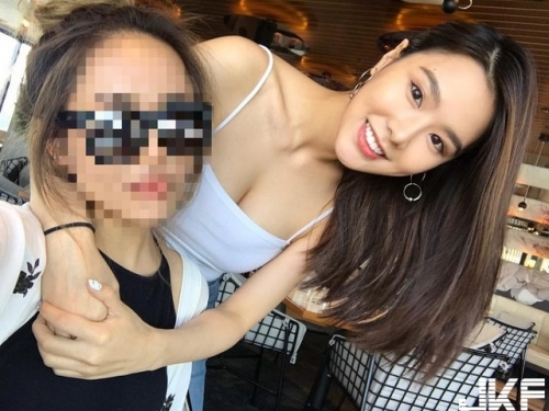 好身材被上衣出賣！高顏值正妹「上衣超緊」長輩形狀都跑出來了！畫面超養眼…