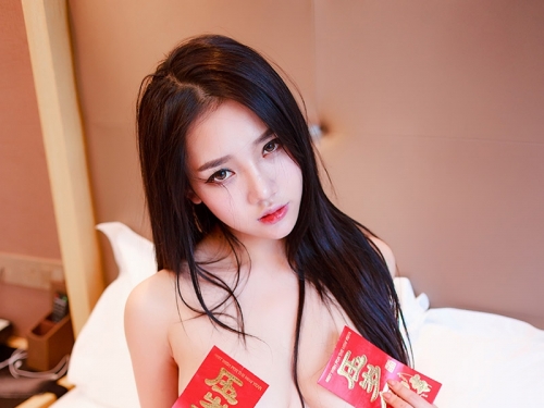 領開工紅包！巨乳正妹只穿肚兜「露半球」發紅包　白皙美乳放「壓奶錢」！