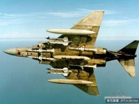 越南人將越戰期間的戰斗機油箱改造成獨木舟