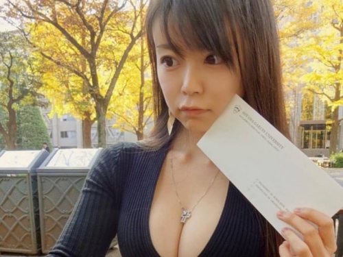 涉谷由裏彈吉他前「伸手喬H奶」　神技術證明她真的會！