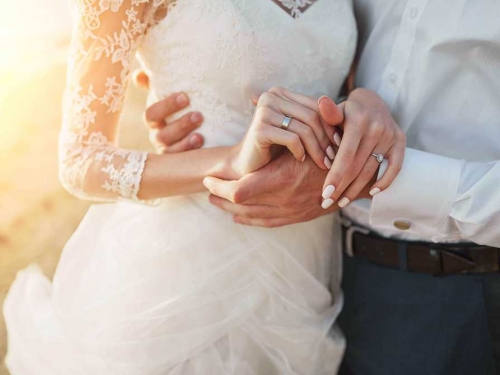 女遭劈腿男友爸安慰竟上床 渣男現世報「前女友變繼母」