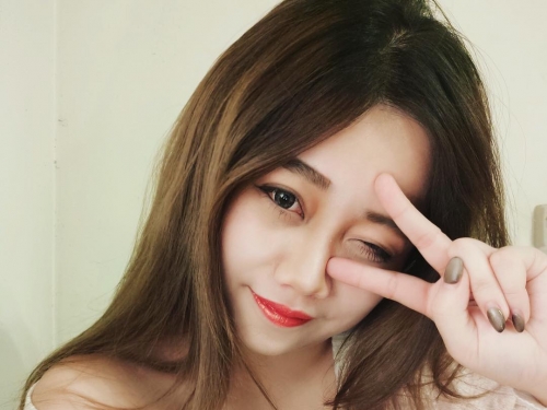巨乳妹子Candice遊遊自稱「生肉控子女子」　吃肉補奶沒浪費！