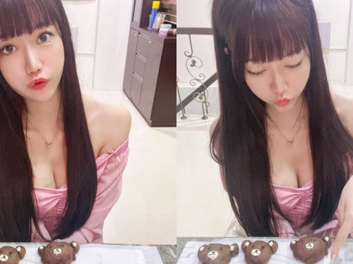 雪乳正妹「Micky 吳芸帆」防疫在家烤餅乾，粉紅爆乳上衣讓人胃口大開！
